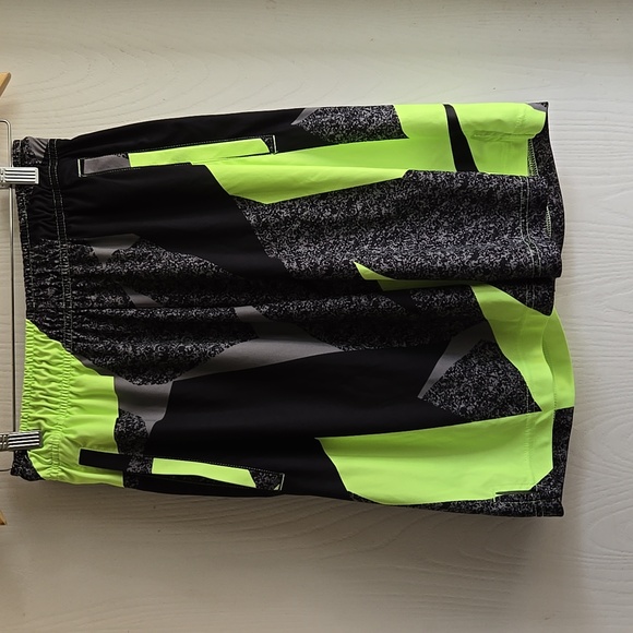 Nike | Dry Fit Black Green Shorts - Picture 2 of 9